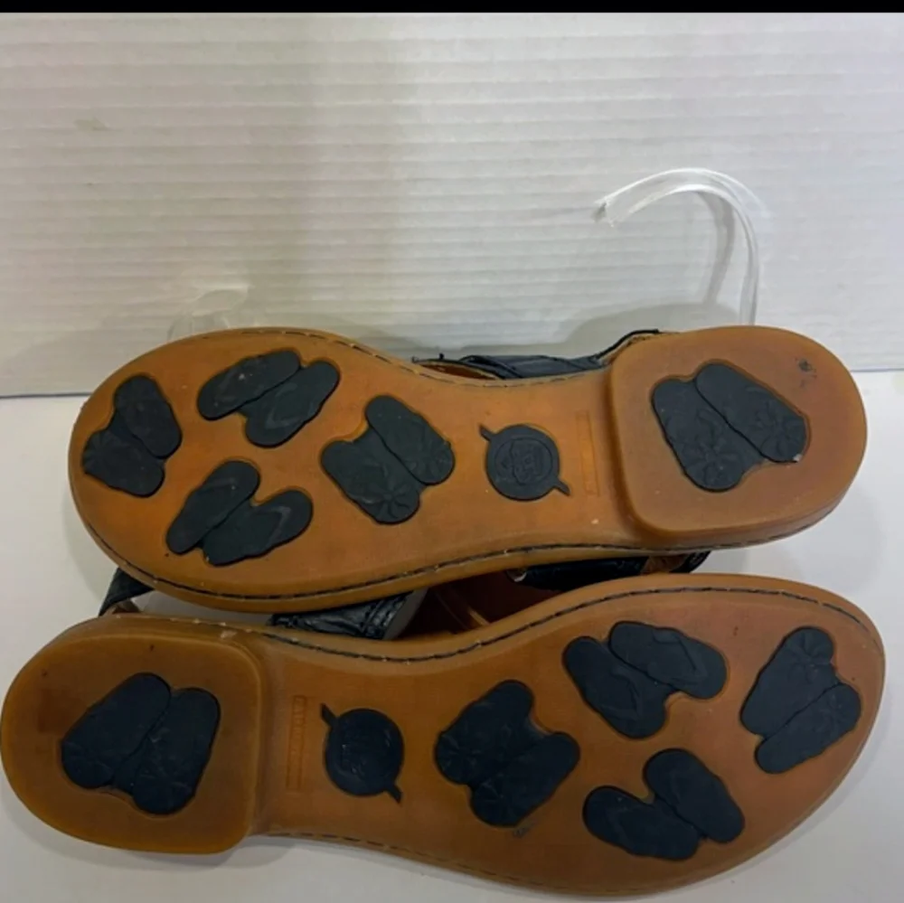 Born leather black thong strap sandals size 7.